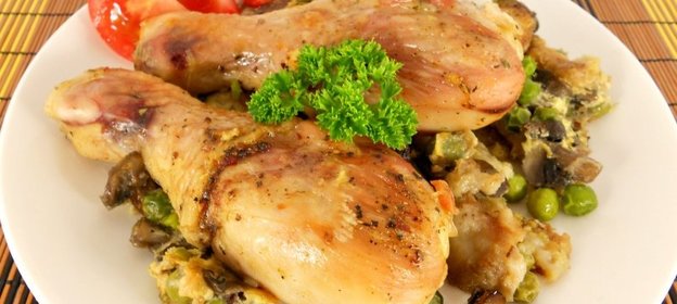 Куриные голени с необычным гарниром в духовке