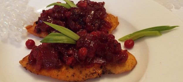 Куриные грудки с клюквенным мармеладом