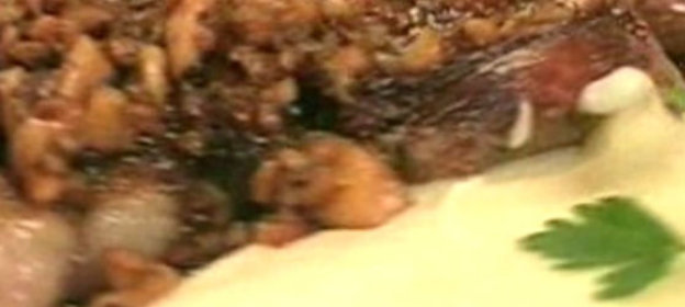 Творог со сметаной, зеленым луком, салатом и редиской