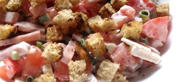 Салат с помидором, копченым сыром и сухариками