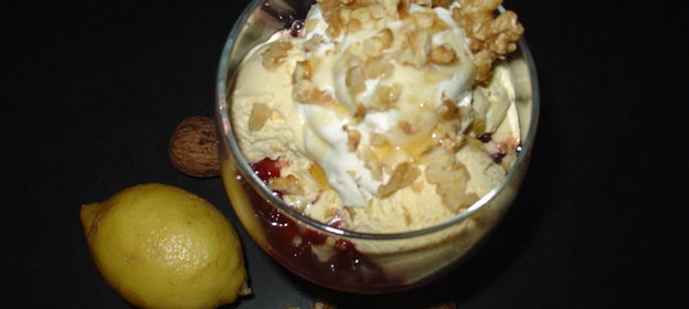 Десерт из авокадо, малины и мороженного