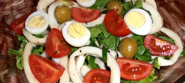 Новогодний салат из кальмаров