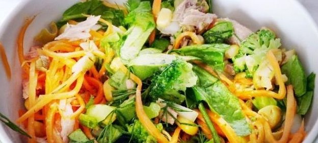 Салат с тунцом консервированным и кукурузой