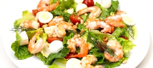 Салат из креветок с перепелиными яйцами