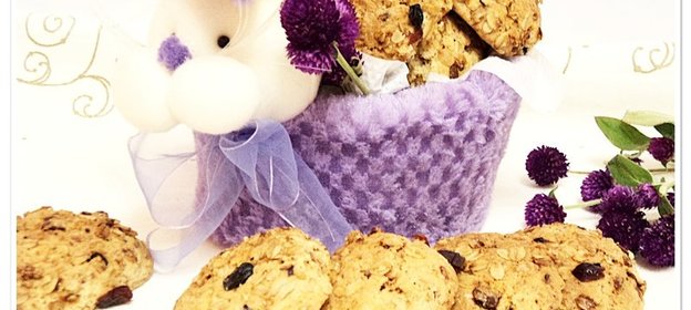Овсяное печенье с карамельными хлопьями и сухофруктами