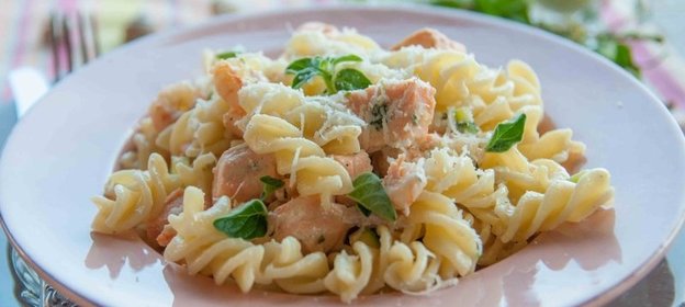 Спагетти с лососем под сливочным соусом