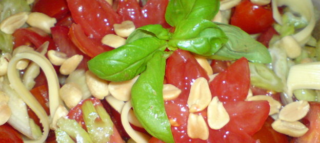 Салат из помидорок,сельдерея и арахиса