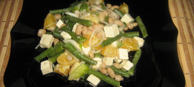 Салат с фасолью,апельсином и брынзой