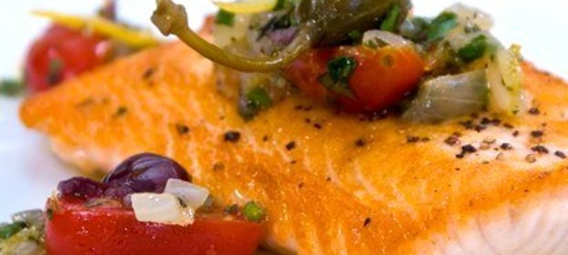 Запеченый лосось с томатами и маслинами