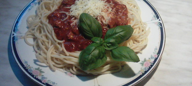спагетти в сочетании с томатным соусом болонез