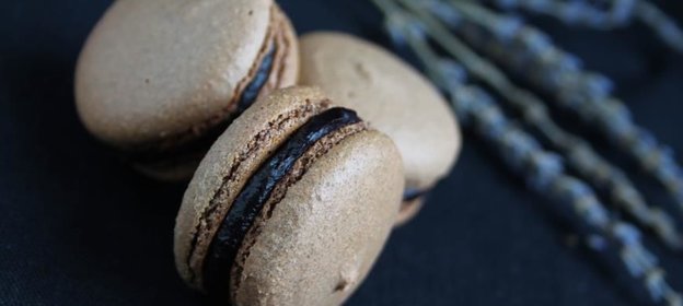 Нутово-черемуховые макарон с чернично-лавандовой начинкой