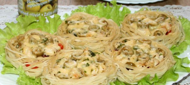 Гнездышки из спагетти с курицей,помидорами и оливками
