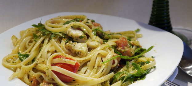 Паста с жареной рыбой, руколой и мятно-лимонным песто