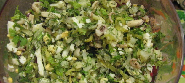 салат из морского коктейля с рукколой