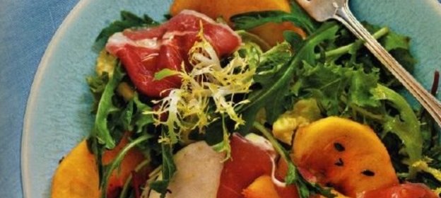 Зеленый салат с персиками и ветчиной прошутто