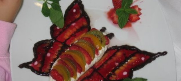 десерт бабочка с фруктами