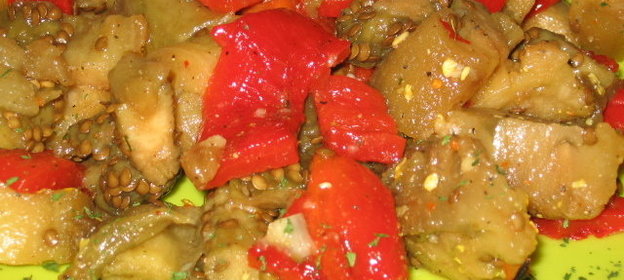 Салат из печёного перца и баклажан