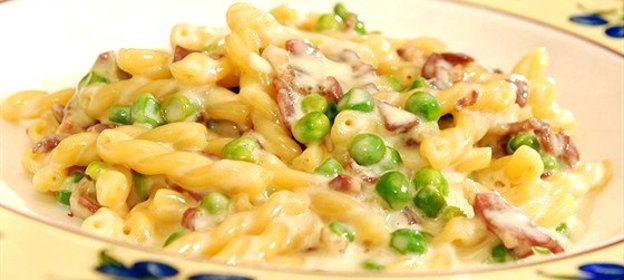 Паста с беконом и горошком