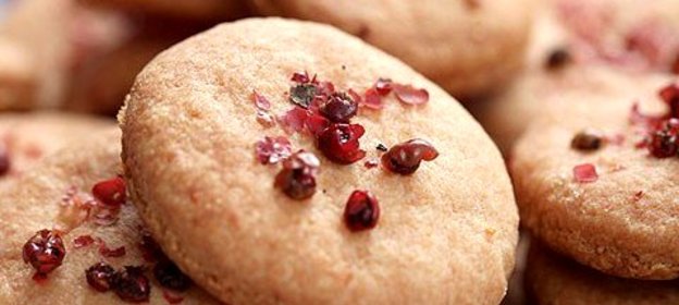 Сырное печенье с розовым перцем