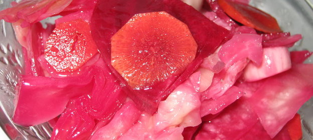 Салат из красного сладкого перца, зеленого горошка и риса