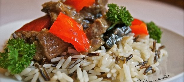 Гуляш с лесными грибами и печеным перцем
