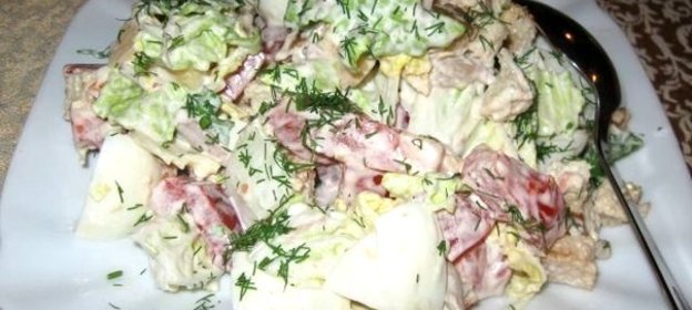 Салат с пекинской капустой, курицей и сухариками