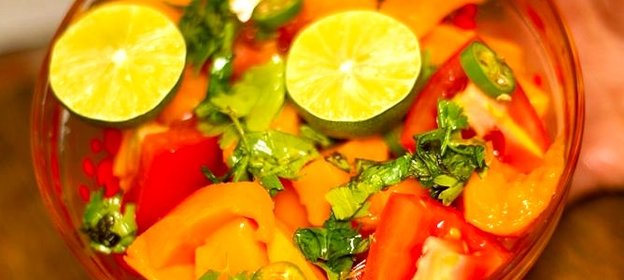 Салат с манго и помидорами