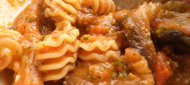 Паста с мясом , томатным соусом и песто для Наташи