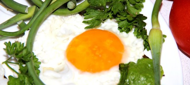 Яичница со стрелками чеснока