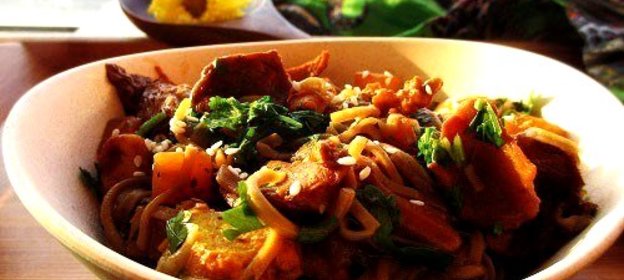 Гречневая лапша с тыквой, лисичками и курицей