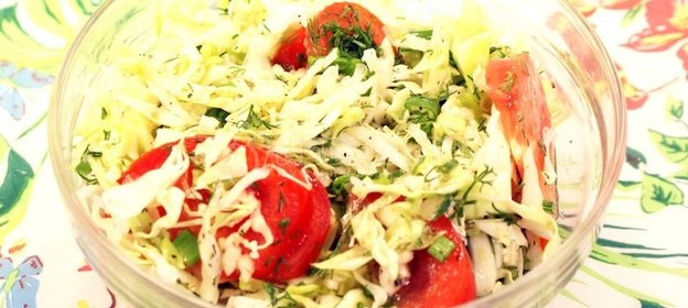 Салат из капусты с помидорами