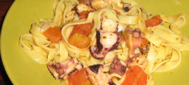 Паста с соусом из осьминога