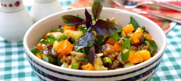 Салат с обжаренными баклажанами, перцем и помидорами