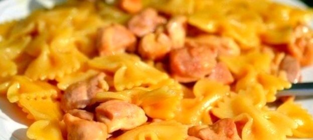 Паста фарфалле с курицей и медом