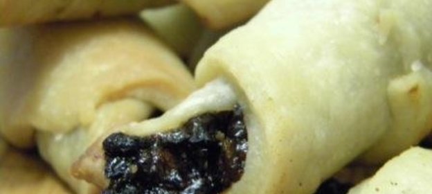 Веганское печенье-трубочки с курагой, черносливом и изюмом