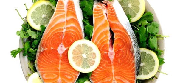 Маринованный лосось с салатом из чили, огурца и сока лайма