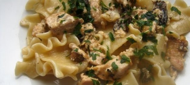Паста с курицей в сливочно-сырном соусе