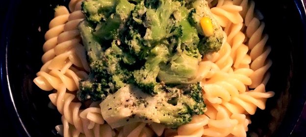 Макароны в молочно-овощном соусе с пряными травами