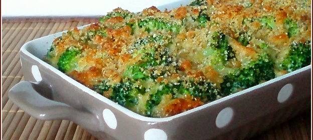 Запеканка из брокколи с беконом и картофелем