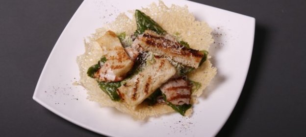 Салат цезарь с куриной грудкой гриль