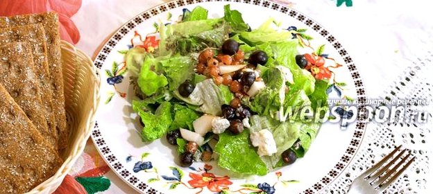 Салат с йоштой, смородиной и голубым сыром