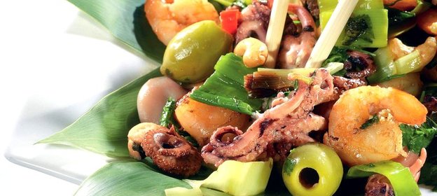 Теплый салат с пореем и морепродуктами