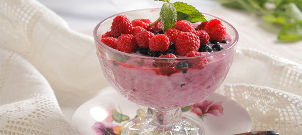 Творожный десерт с ягодами