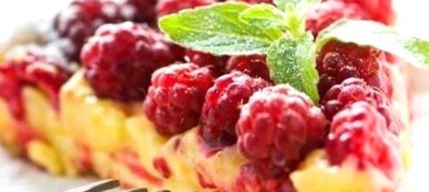 Творожная запеканка со свежей малиной