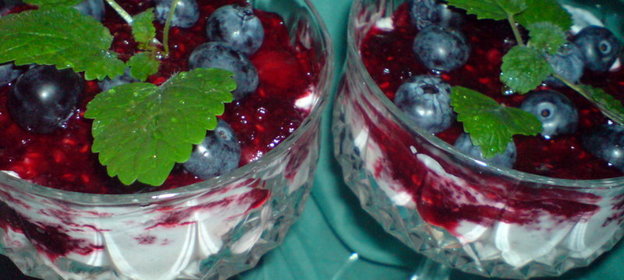 Десерт из ягод с коньяком,безе и сливками