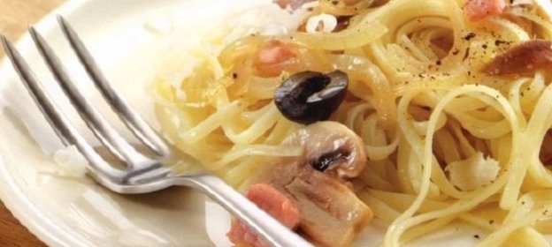 Спагетти с беконом, анчоусами, оливками и грибами