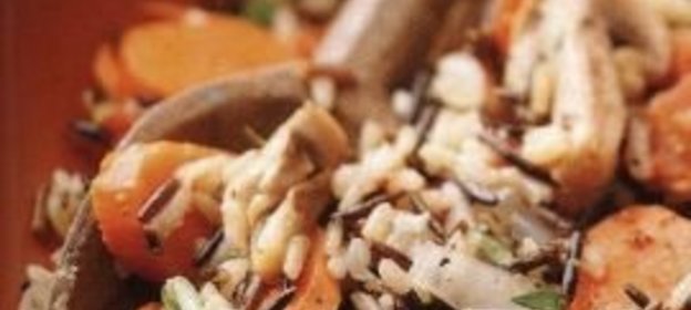 Салат из жареной говядины с рисом и морской капустой