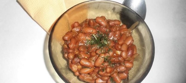 Фасоль тушеная с томатной пастой