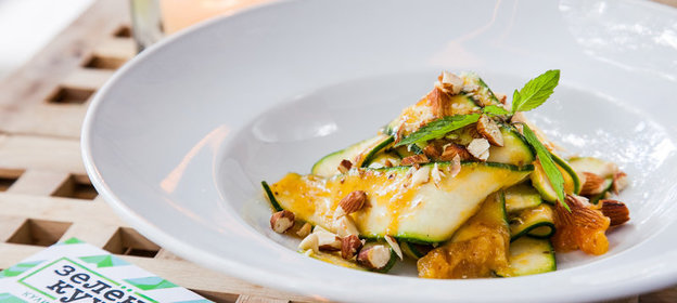 Салат с цукини и абрикосами