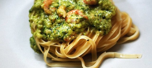 Паста с креветками в сливочном песто